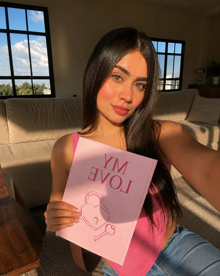 Clienta con el photobook que le hizo a su pareja