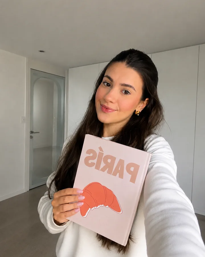 Clienta mostrando su photobook del viaje a París