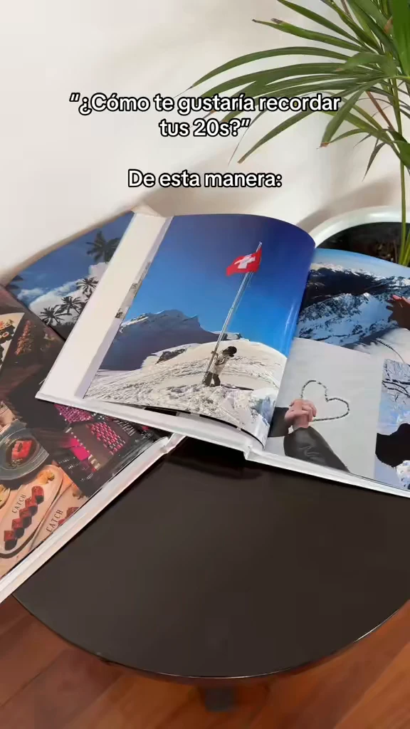 Cliente mostrando su photobook Momenti
